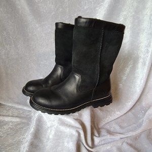UGG 5381 Womans Leather and Sheepskin Boots Size 6